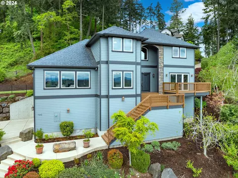 790 Pine View Ct, Eugene, OR 97405