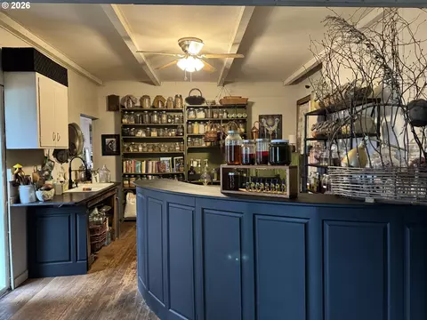 Kitchen - 805 River Rd, Eugene, OR 97404 photo 4 of 7