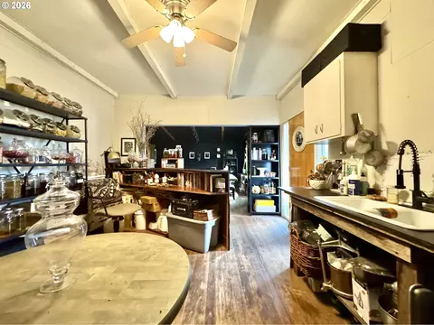 Kitchen - 805 River Rd, Eugene, OR 97404 photo 6 of 7