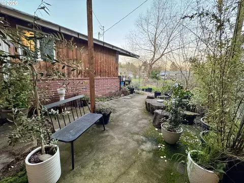 Exterior - 805 River Rd, Eugene, OR 97404 photo 8 of 12