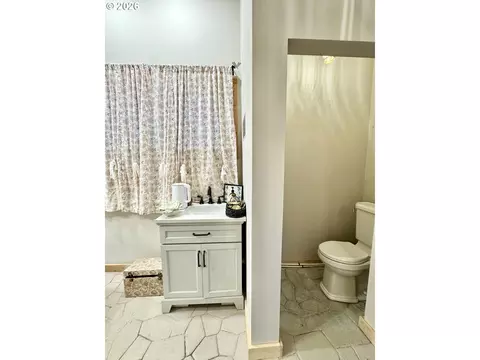 Bath - 805 River Rd, Eugene, OR 97404 photo 4 of 5