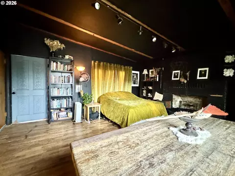 Bedroom - 805 River Rd, Eugene, OR 97404 photo 5 of 7