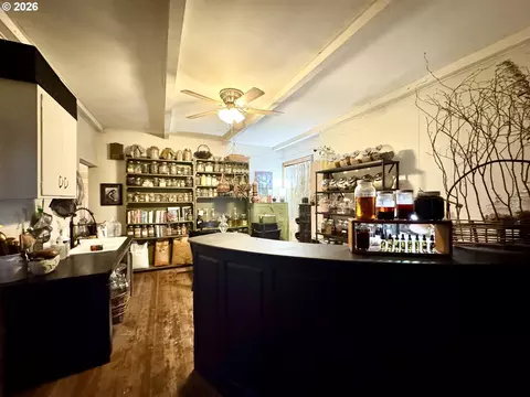 Kitchen - 805 River Rd, Eugene, OR 97404 photo 5 of 7