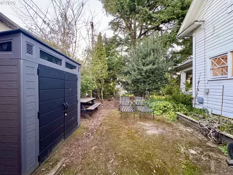 Exterior - 805 River Rd, Eugene, OR 97404 photo 9 of 12