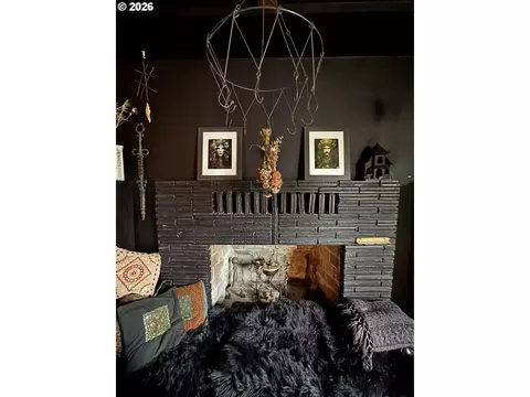 Bedroom - 805 River Rd, Eugene, OR 97404 photo 4 of 7