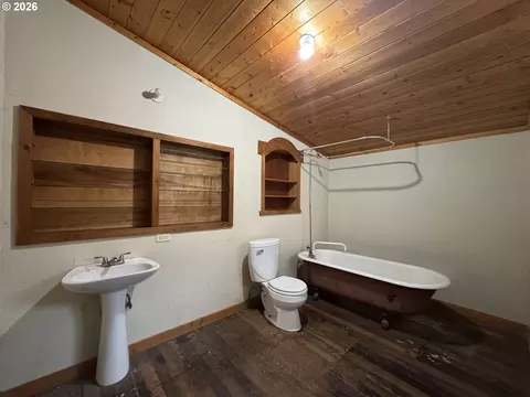 Bath - 805 River Rd, Eugene, OR 97404 photo 2 of 5