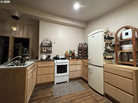 Kitchen - 805 River Rd, Eugene, OR 97404 photo 7 of 7