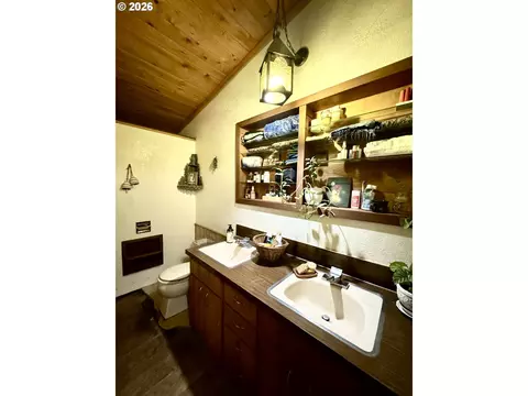 Bath - 805 River Rd, Eugene, OR 97404 photo 3 of 5