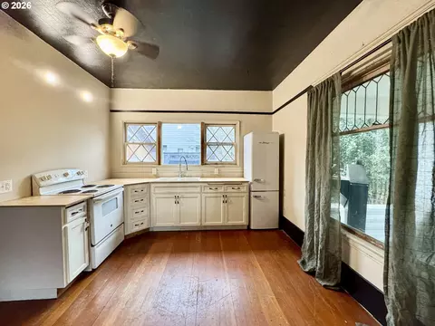 Kitchen - 805 River Rd, Eugene, OR 97404 photo 3 of 7