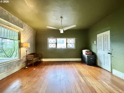 Living - 805 River Rd, Eugene, OR 97404 photo 1 of 2