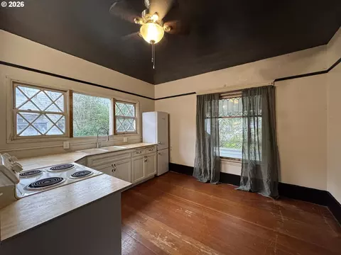 Kitchen - 805 River Rd, Eugene, OR 97404 photo 1 of 7