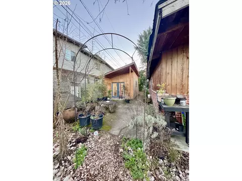 Exterior - 805 River Rd, Eugene, OR 97404 photo 6 of 12