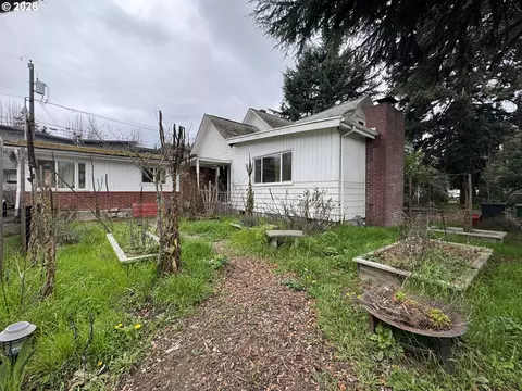 Exterior - 805 River Rd, Eugene, OR 97404 photo 10 of 12