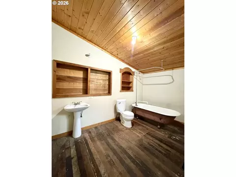 Bath - 805 River Rd, Eugene, OR 97404 photo 1 of 5