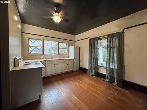 Kitchen - 805 River Rd, Eugene, OR 97404 photo 2 of 7