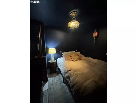 Bedroom - 805 River Rd, Eugene, OR 97404 photo 7 of 7