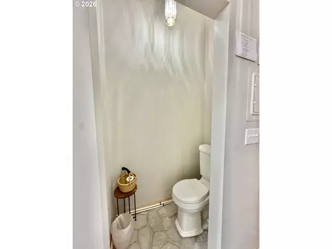 Bath - 805 River Rd, Eugene, OR 97404 photo 5 of 5