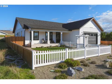 2625 Spinnaker Dr, Bandon, OR 97411