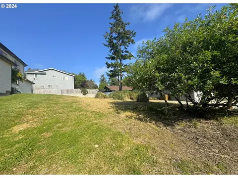 6929 Oakwood Ct, Brookings, OR 97415
