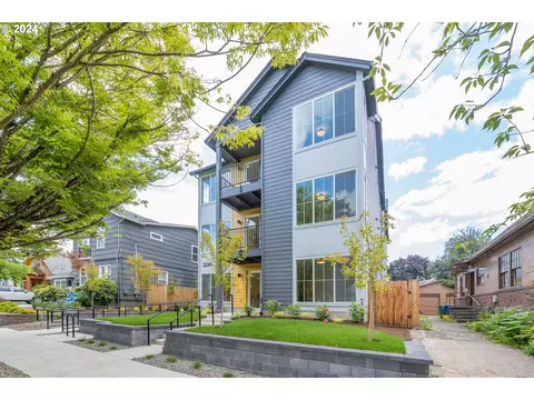 2240 SE Caruthers St #302, Portland, OR 97214