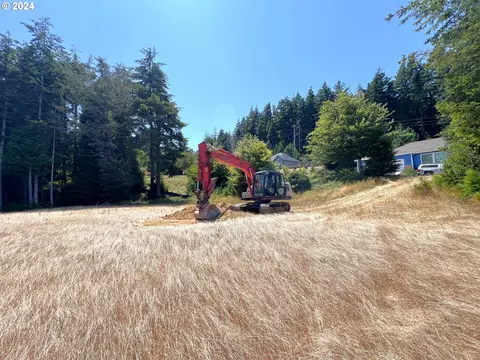 2237 Forest Hills Dr #11, Coos Bay, OR 97420