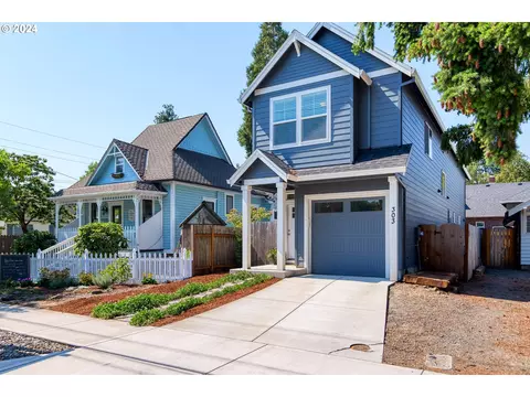 303 S Edwards St, Newberg, OR 97132