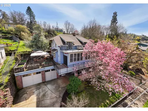 1619 SE Main St, Roseburg, OR 97470