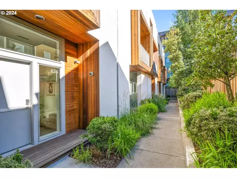 636 NE Knott St #11, Portland, OR 97212