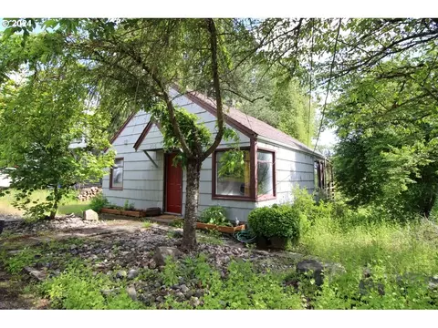 206 Rocky Point Rd, Kelso, WA 98626