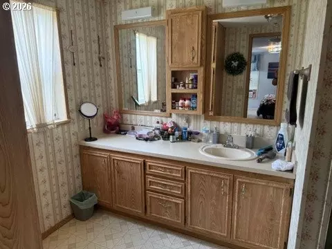 Bath - 550 Lochaven Ave, Springfield, OR 97477 photo 1 of 3