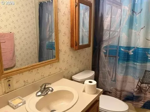 Bath - 550 Lochaven Ave, Springfield, OR 97477 photo 2 of 3