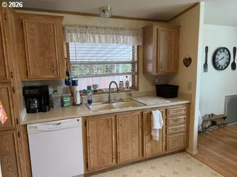 Kitchen - 550 Lochaven Ave, Springfield, OR 97477 photo 2 of 3