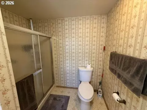 Bath - 550 Lochaven Ave, Springfield, OR 97477 photo 3 of 3