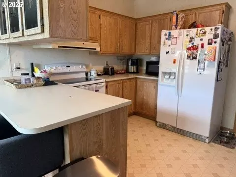 Kitchen - 550 Lochaven Ave, Springfield, OR 97477 photo 3 of 3