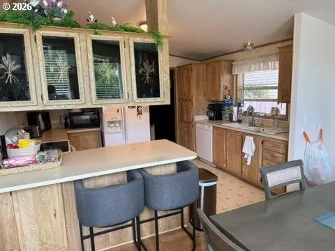 Kitchen - 550 Lochaven Ave, Springfield, OR 97477 photo 1 of 3