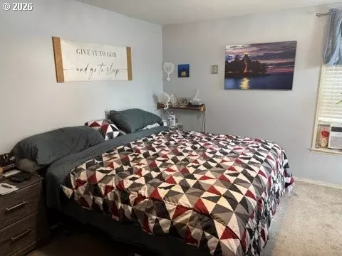 Bedroom - 550 Lochaven Ave, Springfield, OR 97477 photo 3 of 4