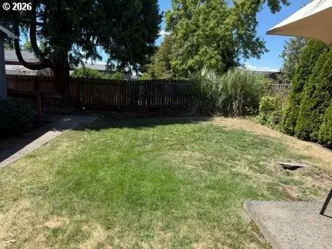 Exterior - 550 Lochaven Ave, Springfield, OR 97477 photo 2 of 2
