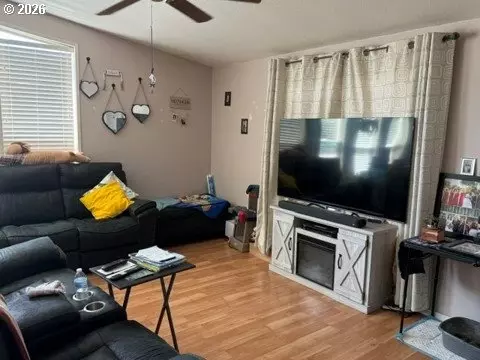 Living - 550 Lochaven Ave, Springfield, OR 97477 photo 1 of 1
