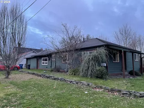 1009 5th St, Woodburn, OR 97071
