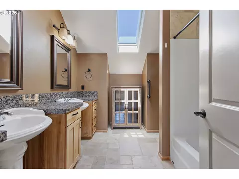 Bath - 962 T St, Springfield, OR 97477 photo 5 of 5