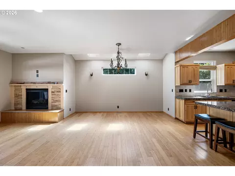 Living - 962 T St, Springfield, OR 97477 photo 1 of 5