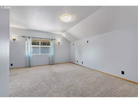 Bedroom - 962 T St, Springfield, OR 97477 photo 7 of 8