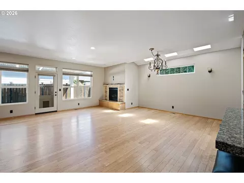 Living - 962 T St, Springfield, OR 97477 photo 3 of 5