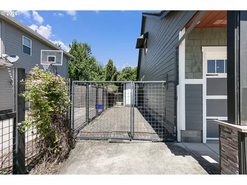 Exterior - 962 T St, Springfield, OR 97477 photo 5 of 7