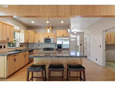 Kitchen - 962 T St, Springfield, OR 97477 photo 3 of 5