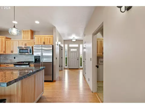 Entry Way - 962 T St, Springfield, OR 97477 photo 4 of 6