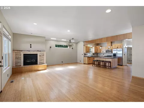 Living - 962 T St, Springfield, OR 97477 photo 2 of 5