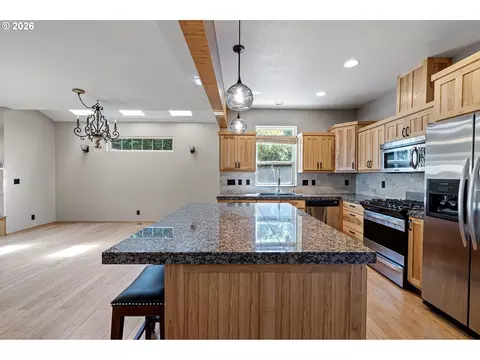 Kitchen - 962 T St, Springfield, OR 97477 photo 2 of 5