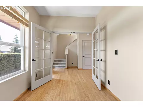 Entry Way - 962 T St, Springfield, OR 97477 photo 2 of 6