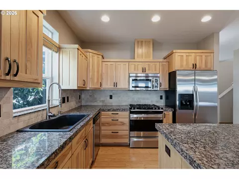 Kitchen - 962 T St, Springfield, OR 97477 photo 4 of 5